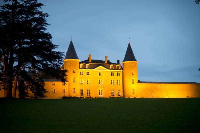 Château de Janzé on trouve une coiffeuse maquilleuse pour un mariage naturel et authentique