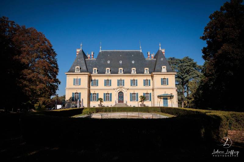 Je cherche au Château de Rajat une coiffeuse maquilleuse mariage à domicile