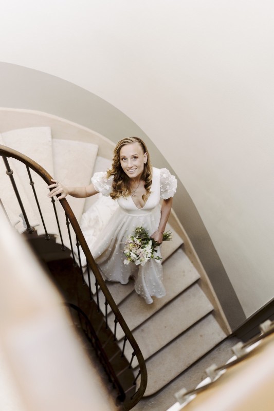 Coiffure de mariée sur cheveux bouclés à domicile au Château de Saint Trys proche de Lyon.
