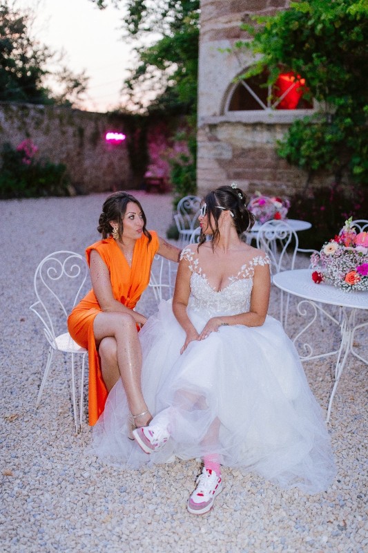 Une mariée et sa témoins coiffer et maquiller par une coiffeuse maquilleuse a domicile au domaine de Tourieux proche de Lyon