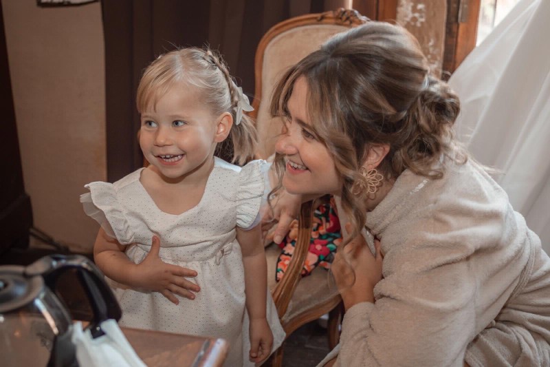 Coiffeur spécialisé dans les chignon bas pour mon mariage au Château de Pizay, proche de Lyon en Rhône-Alpes.