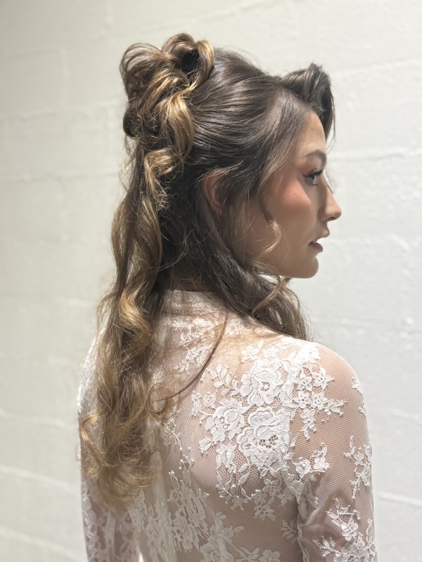 Recherche maquilleuse experte mariage haut de gamme à domicile, spécialiste du maquillage luxe pour sublimer ma beauté nuptiale radieuse au Château des Broyers à la Chapelle de Guinchay, proche de Mâcon en Saône-et-Loire.!