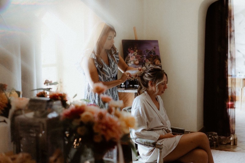 Trouve une maquilleuse à domicile pour mon mariage champêtre au Domaine de Bellevue à Anse proche de Villefranche sur Saône. Focus sur le maquillage des yeux : smoky léger ou eyeliner ?

