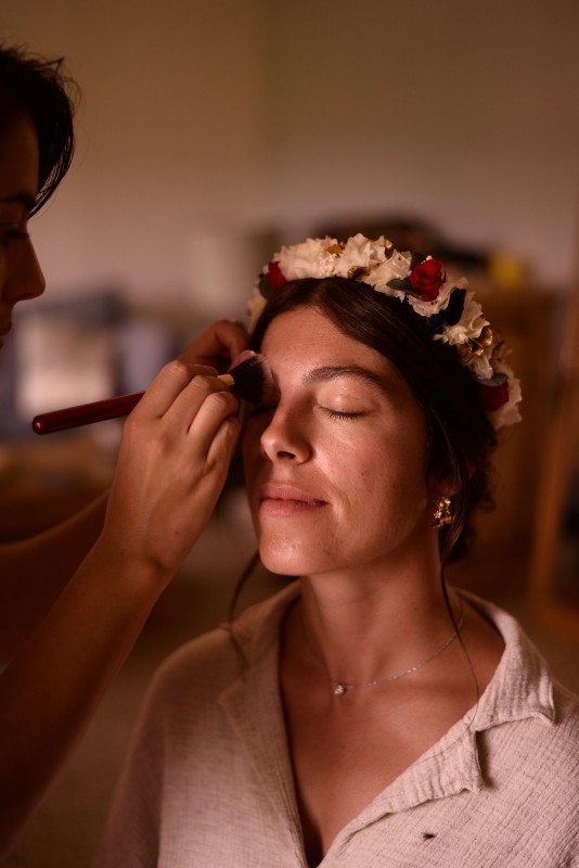 Coiffeuse mariage à domicile au Château Pizay à Belleville en Beaujolais, en Rhône-Alpes.