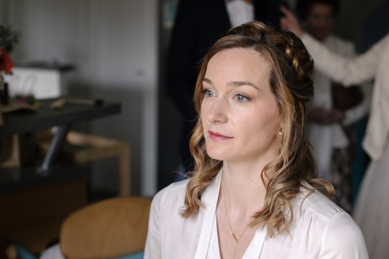 Trouve une coiffeuse à domicile pour une coiffure cheveux en semi attache wavy au Domaine de l'Île Barbeà lyon dans le 69pour mon mariage