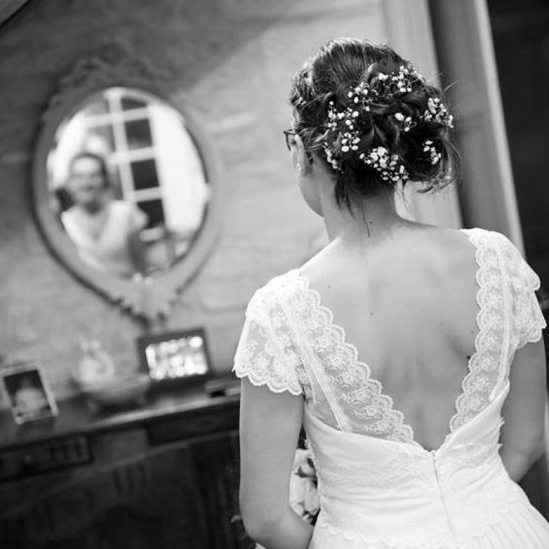 Je cherche une maquilleuse pour un maquillage glamour et poudré pour mon mariage au Domaine de Tourieux proche de  Lyon en Rhône-Alpes