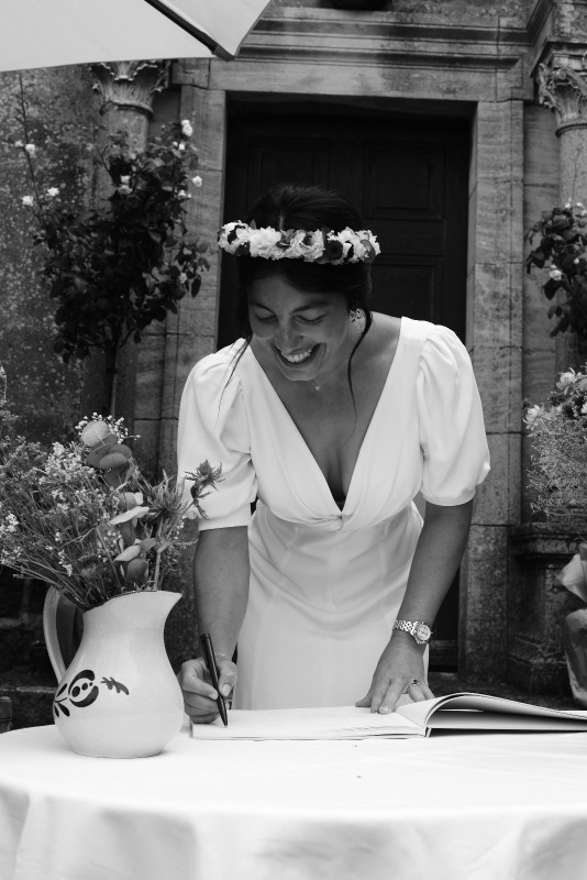 Trouve une coiffeuse de luxe pour une coiffure mariée bohème chic au Domaine du clos des Liesses à Alix proche de Villefranche sur Saône