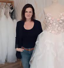 caroline dans son atelier de robe de mariée à Bourg en Bresse