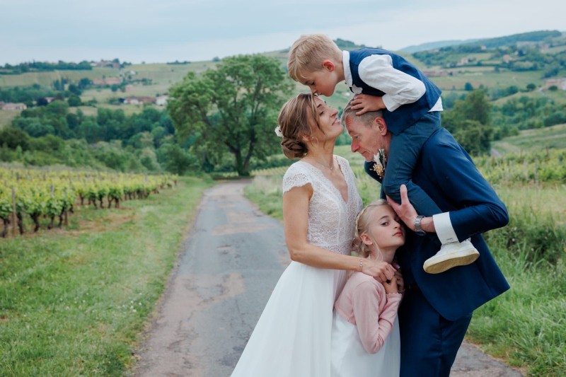 Recherche la meilleure coiffeuse pour mon mariage haut de gamme à domicile au Château de Bourbilly, proche de Dijon en Rhône-Alpes.