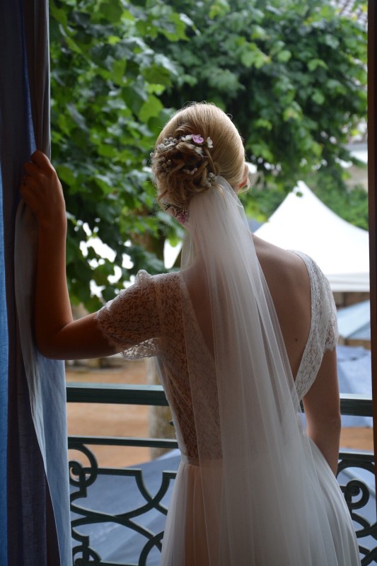 Coiffeuse maquilleuse à domicile pour une coiffure et un maquillage mariée à Mâcon en Saône et Loire. Est-il nécessaire de rédiger un contrat pour une mise en beauté ?