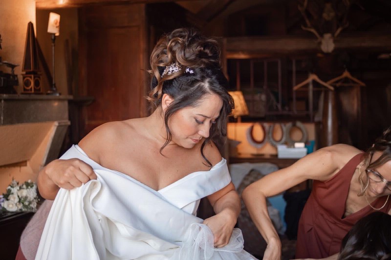 Cheveux détachés et ondulés pour mon mariage au Domaines de Patras à Solerieux.