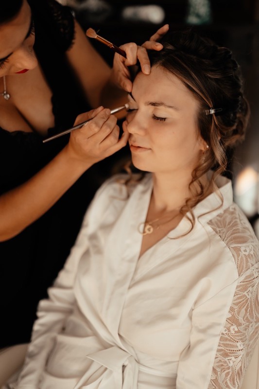Maquillage de mariage haut de gamme recherché : une maquilleuse experte à domicile, spécialiste du luxe pour une mariée éblouissante et radieuse. au Château de Pizay à Belleville-en-Beaujolais en Rhône-Alpes 
