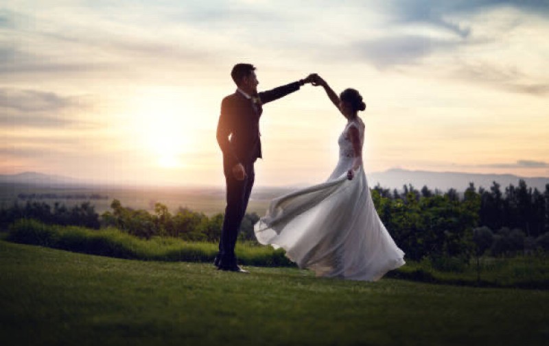 Coiffeuse pour une coiffure mariée en wavy au Château de Bagnols proche de Villefranche sur Saône. Signer un contrat coiffure mariage : la première étape vers une mise en beauté sereine