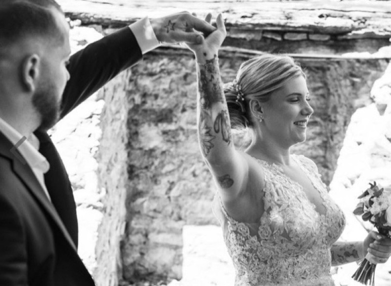 Je cherche une coiffeuse haut de gamme  pour ma coiffure de mariée en chignon bas chic et sophistiqué au Domaine de la Baronnie à Montbellet proche de Mâcon