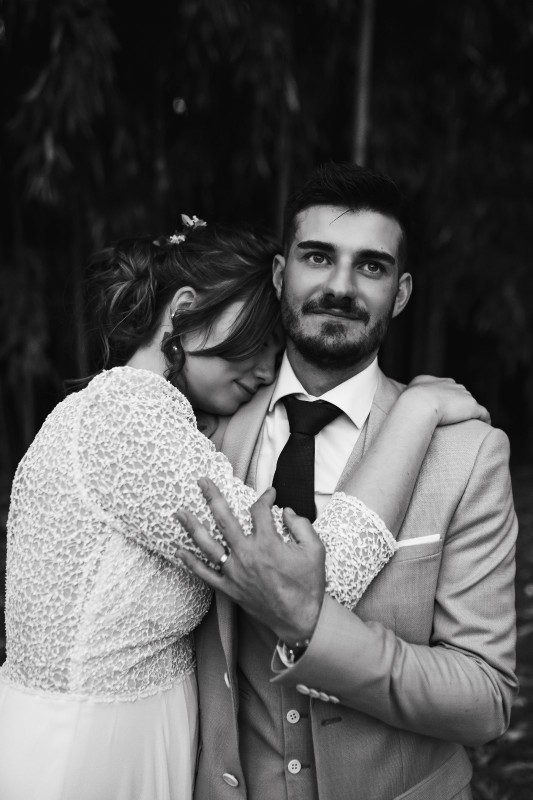 Séance photo de mariés en extérieur au mois d'octobre au château chands renard