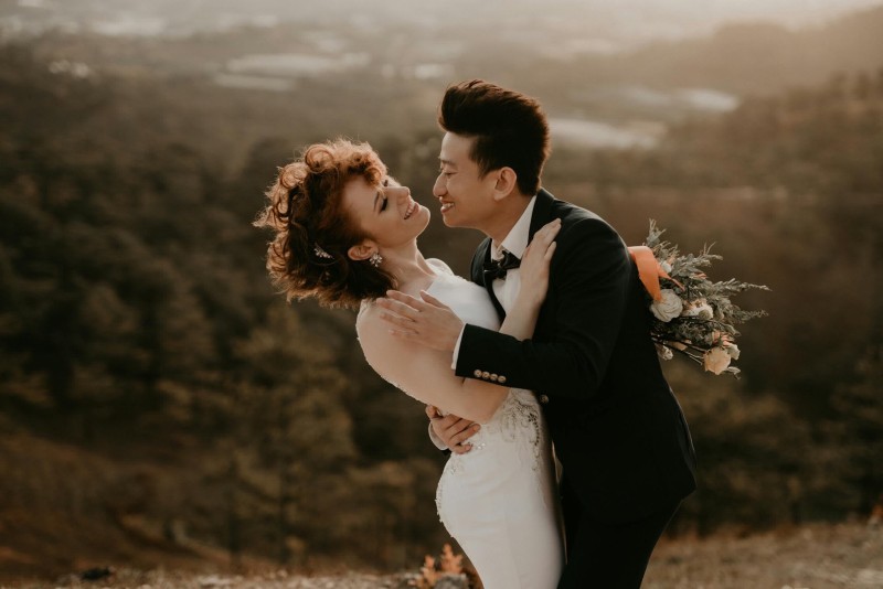 Maquilleuse pour mon mariage pour un maquillage naturel et raffiné au Château des Ravatys proche de Villefranche sur Saône. La mise en beauté personnalisée : révéler l’unicité de chaque regard