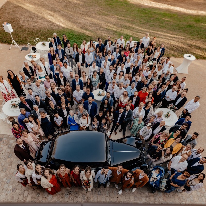 photo de groupe lors d'un mariage au château Chands renard proche de Villefranche sur Saône