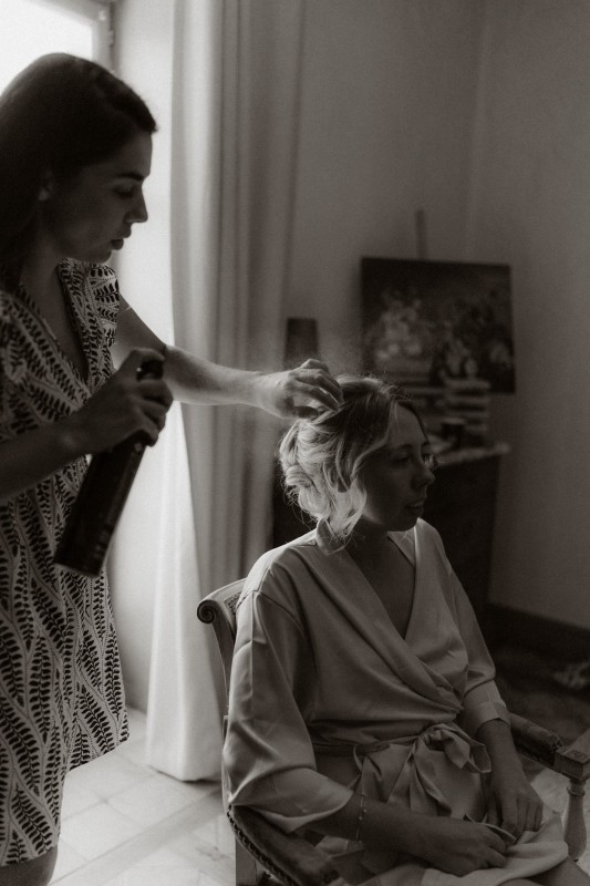 Jessica, coiffeuse maquilleuse mariée à Villefranche-sur-Saône en Rhône-Alpes : Mon amie va me coiffer le jour de mon mariage : pourquoi c’est risqué ?