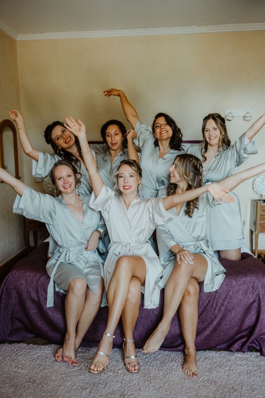 Mariée et ses demoiselles d'honneurs et témoins au Domaine de la Ruisselière à Lacenas proche de Villefranche sur Saône