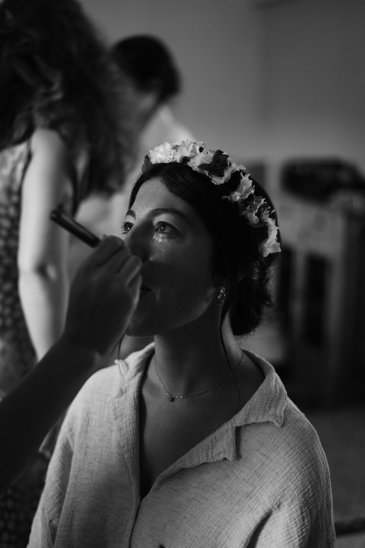 Trouve une coiffeuse à domicile pour ma coiffure de mariée bohème avec tresse au Domaine de la Baronnie à Montbellet proche de Mâcon