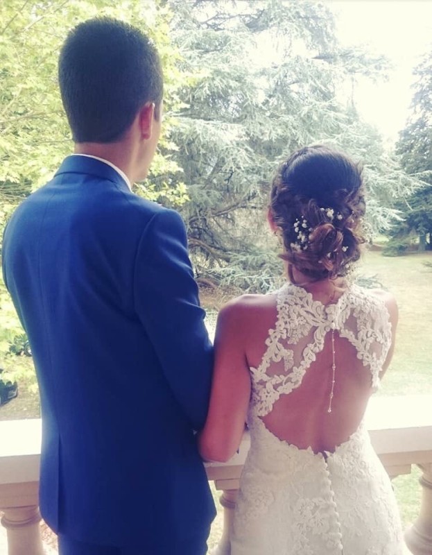 coiffure chignon bas avec ornement florale