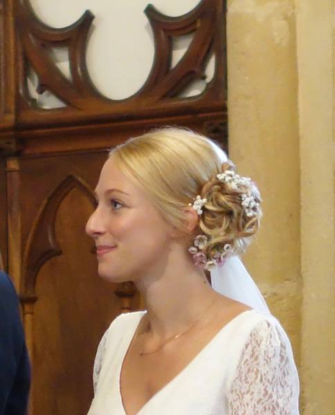 coiffure chignon bas sur le côté gauche avec ornement fleurs en Rhône alpes
