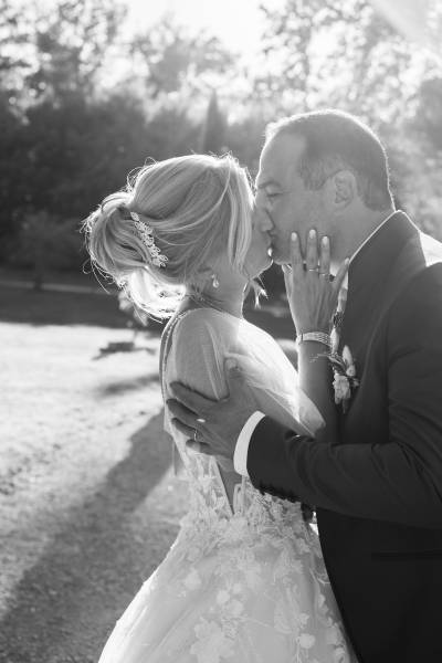 séance photo de couple avec la coiffure de la mariée et son ornement bijouxde mariée lors de leur mariage au domaine des tuileries a lenny proche de villefranche sur saone