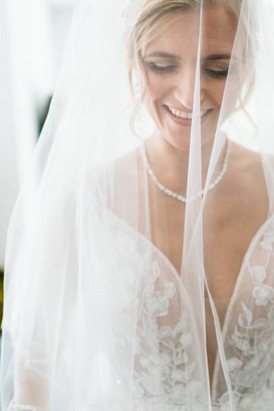 mariée chloé en robe de mariée avec une coiffure et un voile qui recouvre son visage