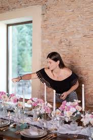 ophémie wedding planer qui décore une table de mariée au domaine de bellevue dans le beaujolais à Pommiers proche de Villefranche Sur Saône